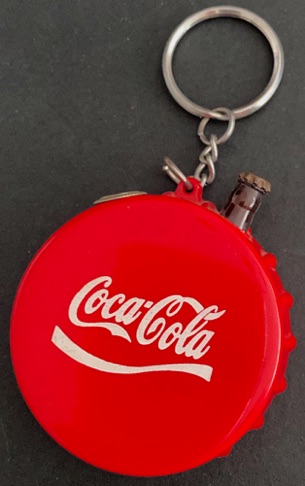 93295-1 € 3,00 coca cola sleutelhanger en aansteker in vorm van dop.jpeg